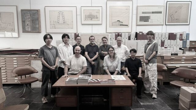 🇯🇵🏛️ 𝗩𝗶𝘀𝗶𝘁𝗮 𝗲𝘀𝘁𝘂𝗱𝗶𝗮𝗻𝘁𝗲𝘀 𝗱𝗲 𝗧𝗼𝗸𝗶𝗼 𝗽𝗮𝗿𝗮 𝗿𝗲𝗱𝗲𝘀𝗰𝘂𝗯𝗿𝗶𝗿 𝗲𝗹 𝗹𝗲𝗴𝗮𝗱𝗼 𝗱𝗲 𝗠𝗶𝗴𝘂𝗲𝗹 𝗙𝗶𝘀𝗮𝗰 | 29-08-2026

Este sábado, 29 de agosto, la sede de la 𝗙𝘂𝗻𝗱𝗮𝗰𝗶𝗼́𝗻 𝗠𝗶𝗴𝘂𝗲𝗹 𝗙𝗶𝘀𝗮𝗰, ubicada en nuestra sede, recibió la visita de un grupo de estudiantes de la 𝙏𝙤𝙠𝙮𝙤 𝙈𝙚𝙩𝙧𝙤𝙥𝙤𝙡𝙞𝙩𝙖𝙣 𝙐𝙣𝙞𝙫𝙚𝙧𝙨𝙞𝙩𝙮, dirigidos por el prestigioso profesor Yoshihiko Ito, que se encuentran realizando un recorrido académico por España y Portugal para documentarse de cara a sus futuras tesis.

La 𝗽𝗿𝗼𝘃𝗶𝗻𝗰𝗶𝗮 𝗱𝗲 𝗖𝗶𝘂𝗱𝗮𝗱 𝗥𝗲𝗮𝗹 ocupó un lugar destacado en su itinerario, con el objetivo de conocer de primera mano algunas de las obras más significativas de Miguel Fisac, uno de los grandes nombres de la arquitectura española del siglo XX.

📍 En 𝑫𝒂𝒊𝒎𝒊𝒆𝒍, visitaron el Instituto Laboral, construido en 1951 y considerado una de las primeras manifestaciones de la arquitectura orgánica vinculada a la arquitectura popular en España; el edificio de viviendas del Parterre, donde Fisac experimentó con sus innovadores encofrados flexibles de hormigón, y el Mercado Municipal.

📍 En 𝑨𝒍𝒎𝒂𝒈𝒓𝒐, pudieron conocer además la casa familiar de Miguel Fisac, abierta especialmente para la ocasión por su nieto, Daniel Reinares Fisac.

La visita estuvo guiada por el presidente y vicepresidente de la Fundación Fisac, David García-Manzanares y Fidel Piña, y contó con la participación de Daniel Reinares Fisac.

📍Ya en 𝑪𝒊𝒖𝒅𝒂𝒅 𝑹𝒆𝒂𝒍, el grupo pudo conocer el Ayuntamiento, obra de Fernando Higueras, y la Casa de la Cultura, proyectada por Fisac, antes de ser recibido en la sede de la Fundación por nuestro presidente de la Demarcación de  Ciudad Real del Colegio de Arquitectos de Castilla-La Mancha, José Antonio González Baos, y nuestra compañera miembro de la Junta Directiva, Raquel Ochoa.

🔎 Tras su paso por nuestra provincia, la expedición continuará su investigación en 𝑴𝒂𝒅𝒓𝒊𝒅, donde visitará otras obras fundamentales de Fisac, como la iglesia de Santa Ana, el complejo de los Padres Dominicos, el CSIC o el edificio IBM.