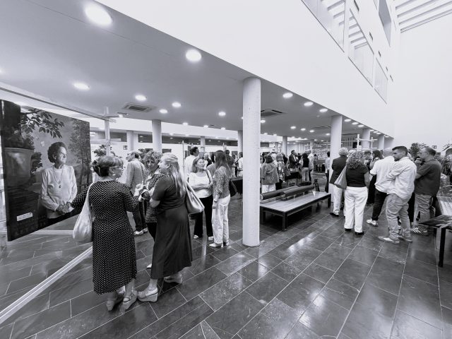 𝗜𝗻𝗮𝘂𝗴𝘂𝗿𝗮𝗰𝗶𝗼́𝗻 𝗱𝗲 𝗹𝗮 𝗲𝘅𝗽𝗼𝘀𝗶𝗰𝗶𝗼́𝗻 «𝗟𝗮 𝗰𝗶𝘂𝗱𝗮𝗱 𝘃𝗶𝘃𝗶𝗱𝗮» | 01.10.2026

Ayer vivimos una tarde muy especial en nuestra sede con la inauguración de «𝗟𝗮 𝗰𝗶𝘂𝗱𝗮𝗱 𝘃𝗶𝘃𝗶𝗱𝗮», la exposición que supone el regreso de 𝗝𝗼𝗿𝗴𝗲 𝗣𝗲́𝗿𝗲𝘇 𝗣𝗮𝗿𝗮𝗱𝗮 a Ciudad Real, su ciudad natal, después de varios años dedicado a trabajos para galerías y otros encargos.

La inauguración contó con una magnífica acogida y la presencia de amigos, compañeros y representantes institucionales, como el alcalde de @aytociudadreal, @franciscocanizaresjimenez; la concejales, @yolandatorres1 y @pedro_lozano_crespo_99; y el delegado provincial de Educación, Cultura y Deportes de@gobjccm, José Caro.

🖼️ 𝗨𝗻𝗮 𝗺𝗶𝗿𝗮𝗱𝗮 𝗽𝗲𝗿𝘀𝗼𝗻𝗮𝗹 𝘀𝗼𝗯𝗿𝗲 𝗹𝗮 𝗰𝗶𝘂𝗱𝗮𝗱

«La ciudad vivida» es, en palabras de su autor, “𝘂𝗻 𝗿𝗲𝗰𝗼𝗿𝗿𝗶𝗱𝗼 𝗽𝗼𝗿 𝗹𝗮𝘀 𝗰𝗶𝘂𝗱𝗮𝗱𝗲𝘀 𝘁𝗮𝗹 𝘆 𝗰𝗼𝗺𝗼 𝘆𝗼 𝗹𝗮𝘀 𝘃𝗲𝗼”. Una muestra profundamente autobiográfica, donde se combinan 𝗿𝗲𝗮𝗹𝗶𝘀𝗺𝗼, 𝗳𝗶𝗴𝘂𝗿𝗮𝗰𝗶𝗼́𝗻, ciudades, paisajes, personas y recuerdos.

La exposición se abre con un cuadro de su padre, Federico Pérez Castilla, ante la casa familiar de la Puerta de Santa María, y se cierra con una obra de su hija mayor, Candela, cuando era pequeña. Entre ambos extremos se despliega una selección de obras vinculadas a aquello que forma parte de su mirada y de su trayectoria vital.

📐 La 𝗮𝗿𝗾𝘂𝗶𝘁𝗲𝗰𝘁𝘂𝗿𝗮 ocupa también un lugar esencial en la muestra y en la historia familiar del artista. La perspectiva, las proporciones y la precisión del dibujo reflejan una influencia estrechamente ligada a su entorno familiar y a varias generaciones vinculadas a la arquitectura @perezparadaarquitectos.

La exposición inaugura además la programación del 𝗠𝗲𝘀 𝗱𝗲 𝗹𝗮 𝗔𝗿𝗾𝘂𝗶𝘁𝗲𝗰𝘁𝘂𝗿𝗮, poniendo de manifiesto la vinculación entre la arquitectura y otras disciplinas artísticas como la pintura, la fotografía, la música o la escultura.

✨ Gracias a todos los que nos acompañasteis y, especialmente, a @jorgeperezparada por confiar en el Colegio.

📍 La exposición puede visitarse en nuestra sede de 9:00 a 14:00 horas, hasta diciembre.

📸 @gabinmultimedia