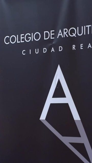 🏛️✨ ¿Te has parado a pensar cómo influye la arquitectura en tu día a día?

Cada plaza, calle, edificio o espacio que habitamos tiene detrás una idea, una historia y una forma de mejorar nuestra calidad de vida.

Hoy celebramos el 𝗗𝗶́𝗮 𝗠𝘂𝗻𝗱𝗶𝗮𝗹 𝗱𝗲 𝗹𝗮 𝗔𝗿𝗾𝘂𝗶𝘁𝗲𝗰𝘁𝘂𝗿𝗮 𝟮𝟬𝟮𝟲  una disciplina universal que forma parte de nuestra vida cotidiana y que contribuye a construir espacios más habitables, sostenibles y humanos. 

Con motivo de esta celebración, el presidente de la Demarcación de Ciudad Real del COACM, José Antonio González Baos, anima a participar en las actividades que hemos organizado durante las próximas semanas para acercar la arquitectura a toda la ciudadanía.

🤝 Una oportunidad para descubrir que la arquitectura es mucho más que edificios: es cultura, patrimonio, innovación, bienestar y calidad de vida. Es una herramienta al servicio de toda la sociedad.

👉 Te invitamos a sumarte a esta programación abierta a todos los públicos y a descubrir cómo la arquitectura nos conecta, nos inspira y mejora nuestro entorno.