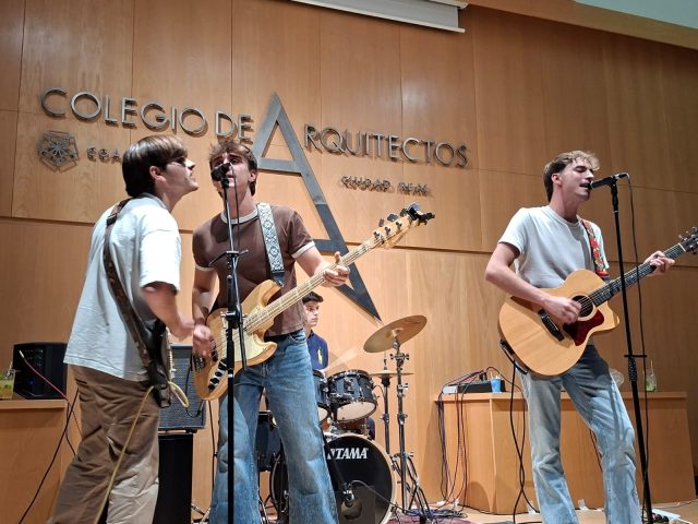 🎸 ¡Ayer nuestra sede se llenó de música, buen ambiente y mucha energía! 🤘🎶

Dentro de las actividades del Mes de la Arquitectura, disfrutamos de una tarde muy especial con el 𝗰𝗼𝗻𝗰𝗶𝗲𝗿𝘁𝗼 𝗱𝗲 𝗟𝗶́𝗻𝗲𝗮 𝟭𝟮, que nos hizo cantar, disfrutar y pasar un rato estupendo. 

👏 Gracias a todas las personas que nos acompañasteis y llenasteis el Colegio de buen rollo, y, por supuesto, ¡gracias a Línea 12 por regalarnos un concierto fantástico!

📸 🎥 Os dejamos algunos momentos de la jornada. ¡Gracias por hacerlo posible!