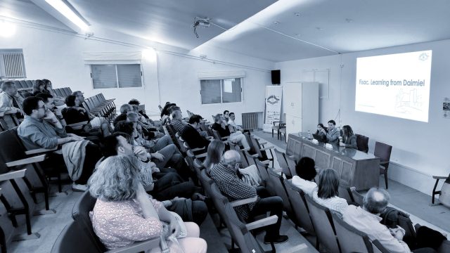 ✔️ Compartimos algunas imágenes de la conferencia impartida por 𝗗𝗮𝘃𝗶𝗱 𝗚𝗮𝗿𝗰𝗶́𝗮-𝗠𝗮𝗻𝘇𝗮𝗻𝗮𝗿𝗲𝘀, arquitecto daimieleño y presidente de la @fisacfoundation, en el 𝗜𝗘𝗦 𝗢𝗷𝗼𝘀 𝗱𝗲𝗹 𝗚𝘂𝗮𝗱𝗶𝗮𝗻𝗮 𝗱𝗲 𝗗𝗮𝗶𝗺𝗶𝗲𝗹, dentro de los actos conmemorativos de su 75º aniversario.

Una intervención que permitió profundizar en el legado y la vigencia de Miguel Fisac, uno de los grandes nombres de la 𝗮𝗿𝗾𝘂𝗶𝘁𝗲𝗰𝘁𝘂𝗿𝗮 𝗲𝘀𝗽𝗮𝗻̃𝗼𝗹𝗮 𝗱𝗲𝗹 𝘀𝗶𝗴𝗹𝗼 𝗫𝗫, cuya obra continúa despertando interés y admiración dentro y fuera de nuestras fronteras.

A través de una trayectoria marcada por la evolución constante, Fisac demostró que la arquitectura no debe acomodarse a una única fórmula. Su capacidad para explorar nuevos caminos, innovar en las soluciones constructivas y reinterpretar la tradición convirtió su obra en una referencia que sigue inspirando a estudiantes y profesionales de todo el mundo.

📐 Entre los ejemplos destacados, el antiguo Instituto Laboral de Daimiel —hoy Centro del Agua—, proyectado en 1951, constituye una obra fundamental para comprender los inicios de su arquitectura orgánica. Un edificio concebido hasta el detalle para su función educativa, que incorpora técnicas y referencias de la arquitectura popular manchega.

🌍 El interés internacional que sigue despertando Fisac, con visitas de estudiantes e investigadores de ciudades como Tokio o Zúrich, demuestra que su legado permanece vivo veinte años después de su fallecimiento. 

📸 Fotos: @ayuntamientodedaimiel