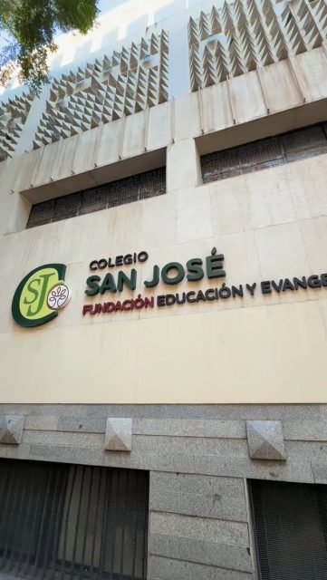 ⏯️ La ampliación del Colegio San José ya luce desde este jueves una 𝗽𝗹𝗮𝗰𝗮 𝗱𝗲 𝗹𝗮 𝗙𝘂𝗻𝗱𝗮𝗰𝗶𝗼́𝗻 𝗗𝗢𝗖𝗢𝗠𝗢𝗠𝗢 𝗜𝗯𝗲́𝗿𝗶𝗰𝗼 que reconoce el valor de esta obra de 𝗝𝗲𝘀𝘂́𝘀 𝗚𝗮𝗿𝗰𝗶́𝗮 𝗱𝗲𝗹 𝗖𝗮𝘀𝘁𝗶𝗹𝗹𝗼 𝗚𝗮𝗺𝗲𝗿𝗼, arquitecto que dejó una importante huella en nuestra provincia.

Un acto para descubrir los detalles de un edificio singular de los años 60, reivindicar el legado de uno de nuestros arquitectos y seguir poniendo en valor un patrimonio que forma parte de nuestra historia.

📐 Y esto continúa: el próximo 5 de noviembre colocaremos una nueva placa en el Instituto Bernardo de Balbuena de Valdepeñas, obra de Miguel Fisac.

✨ 𝗟𝗮 𝗮𝗿𝗾𝘂𝗶𝘁𝗲𝗰𝘁𝘂𝗿𝗮 𝗺𝗼𝗱𝗲𝗿𝗻𝗮 𝘁𝗮𝗺𝗯𝗶𝗲́𝗻 𝗲𝘀 𝗽𝗮𝘁𝗿𝗶𝗺𝗼𝗻𝗶𝗼. ¡𝗗𝗲𝘀𝗰𝘂𝗯𝗿𝗮́𝗺𝗼𝘀𝗹𝗮!